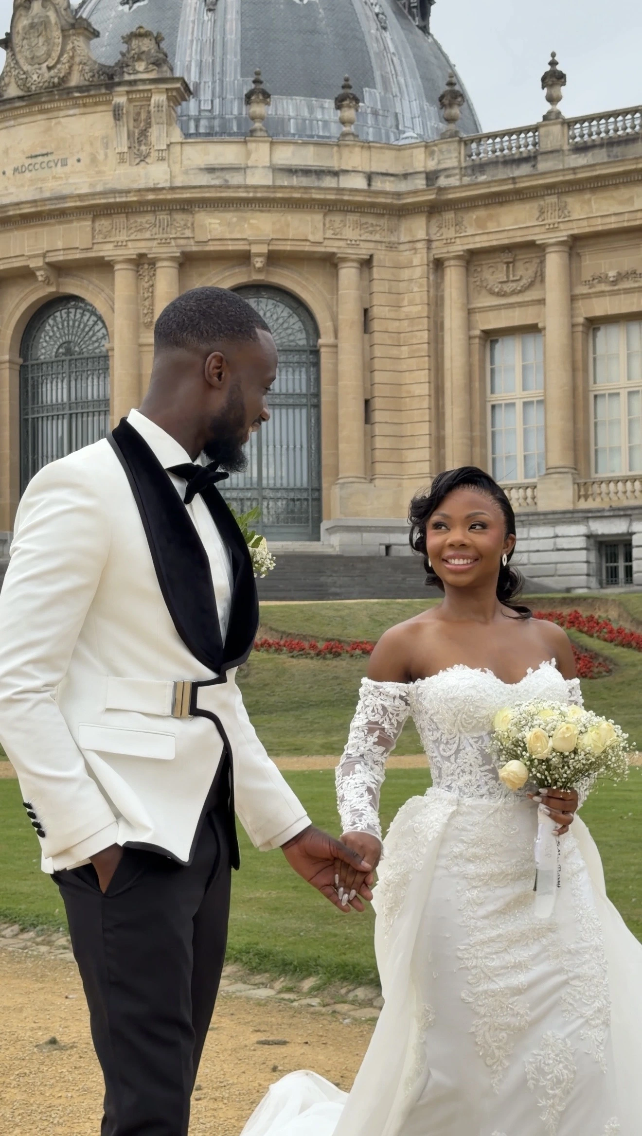 mandiscontentlab-content-creation-wedding-belgium-worldwide-event-woman-elegant-decoration-flowers-couple-smiling