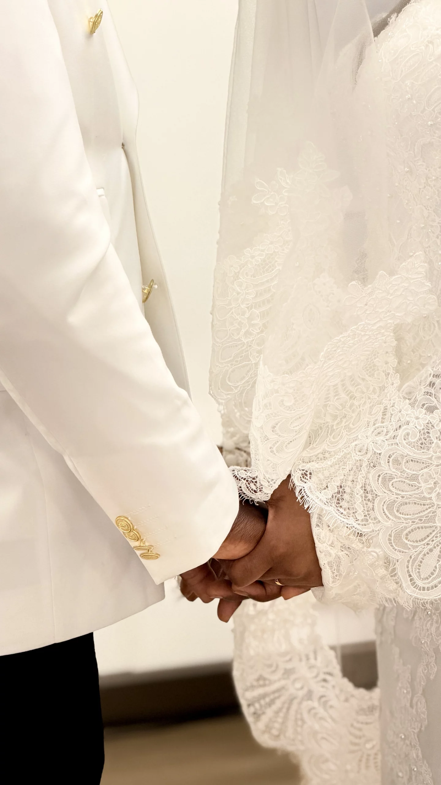 mandiscontentlab-content-creation-wedding-belgium-worldwide-event-woman-elegant-decoration-hands